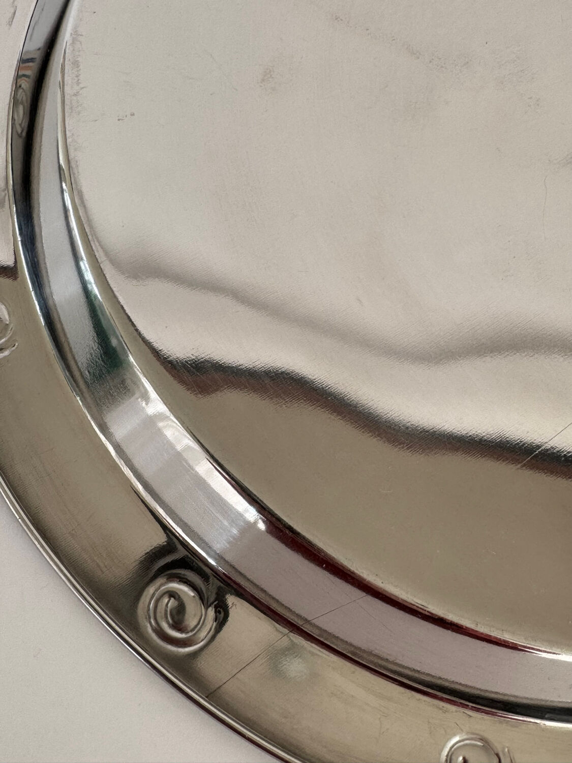 Plat de service rond en métal argenté vintage moderniste