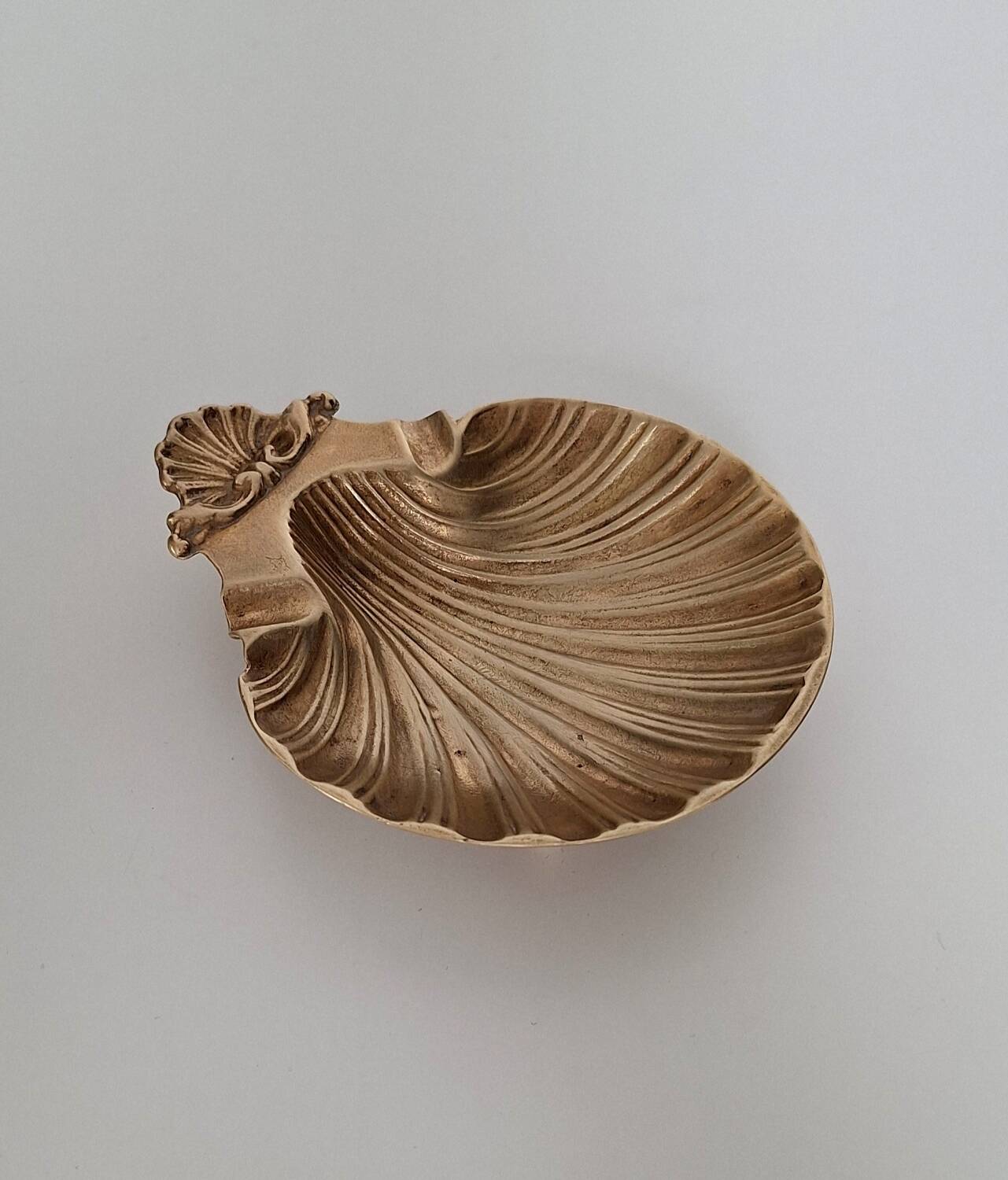 Scallop-shaped ashtray