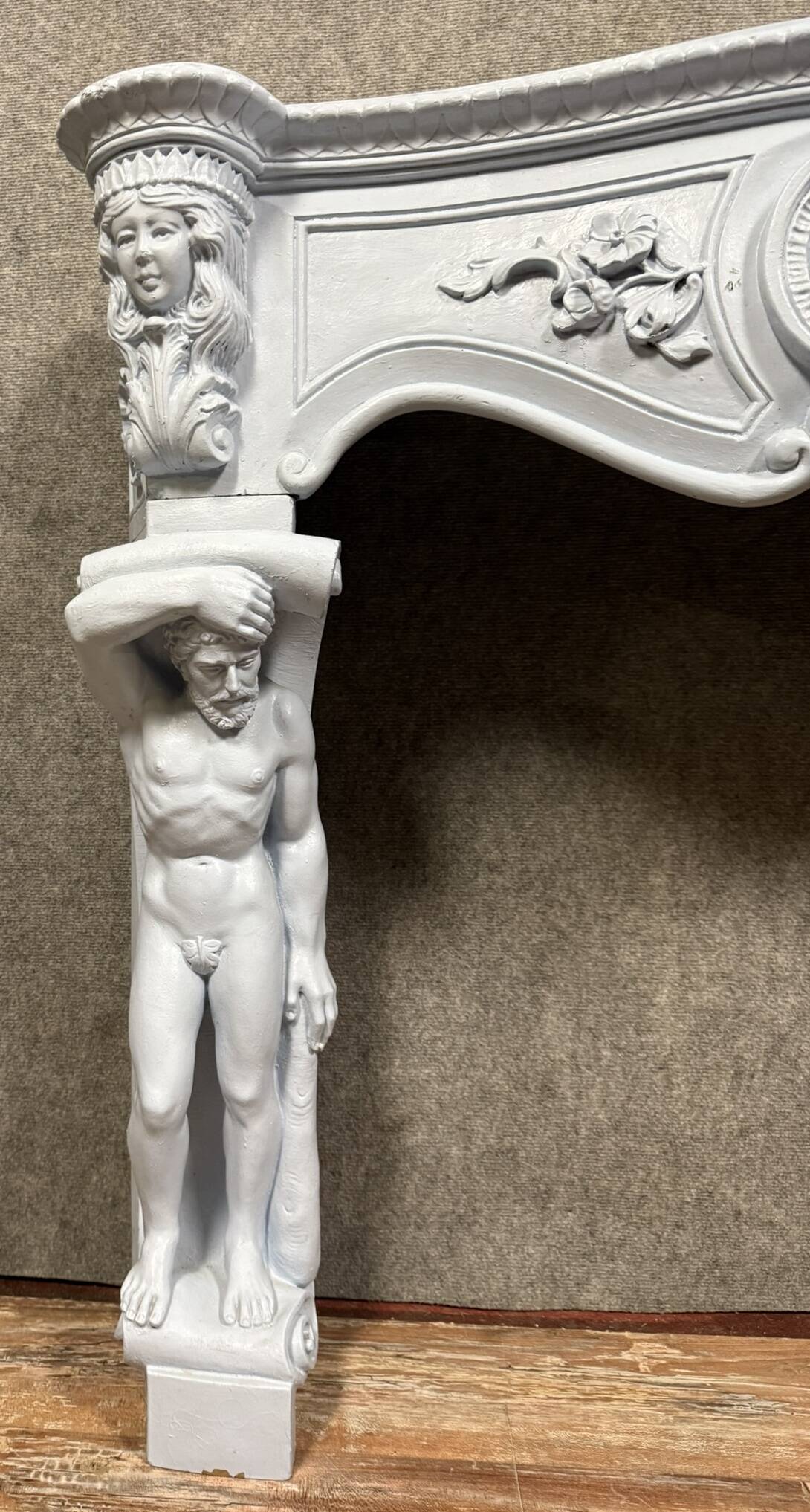 Del Torrione: Renaissance-style castle fireplace in painted plaster