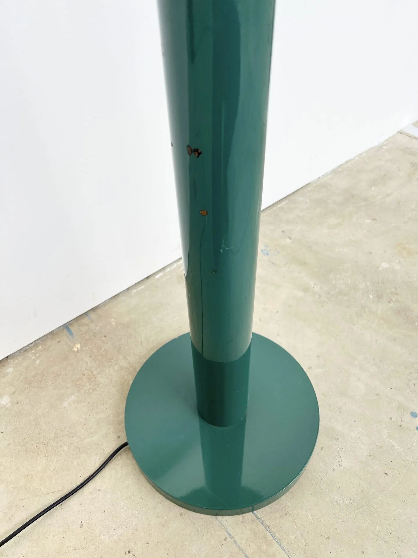 Lacquered metal floor lamp in green with a golden shade — Coolie shape — 1970s-1980s