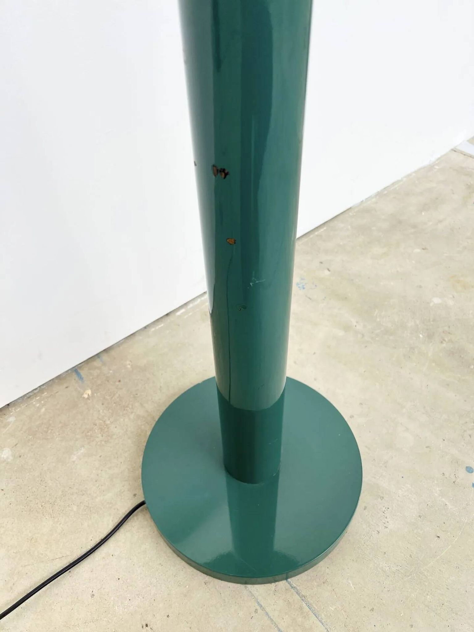 Lacquered metal floor lamp in green with a golden shade — Coolie shape — 1970s-80s