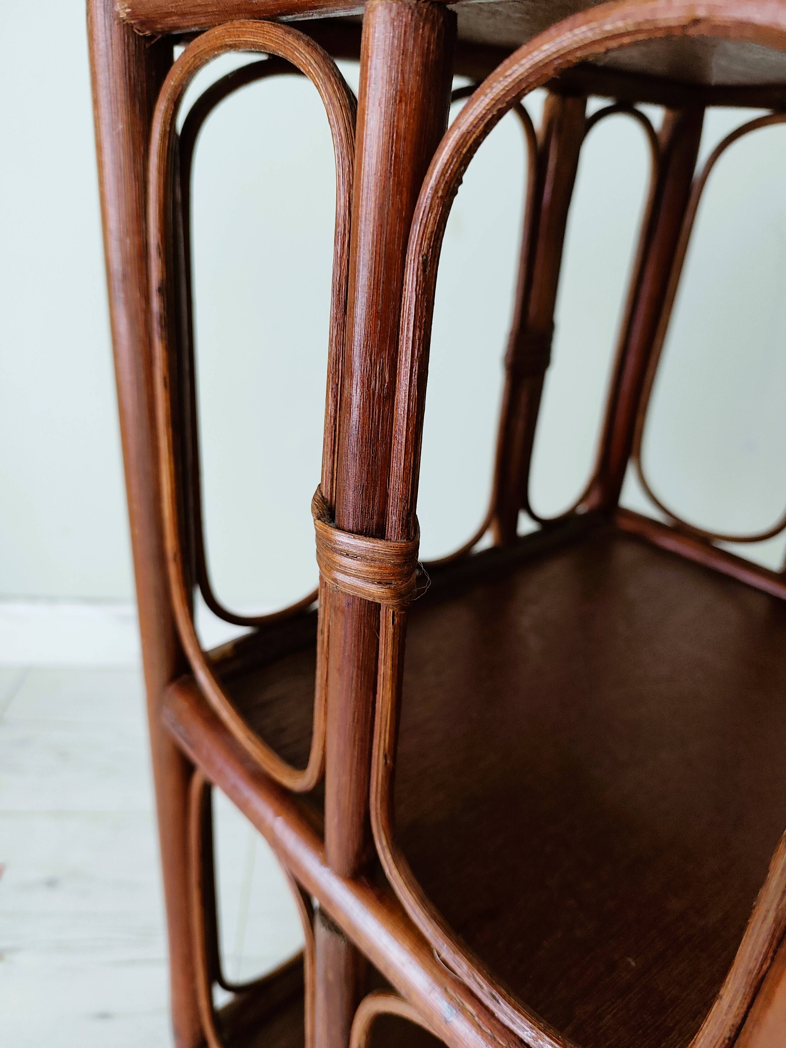 Petite table d'appoint ancienne en bambou et bois