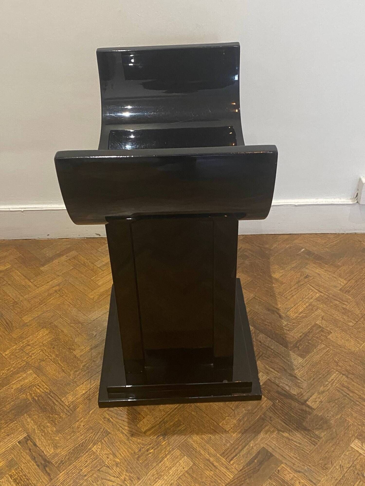 Gueridon or side table in black lacquer with curved lines, attributed to Roméo.