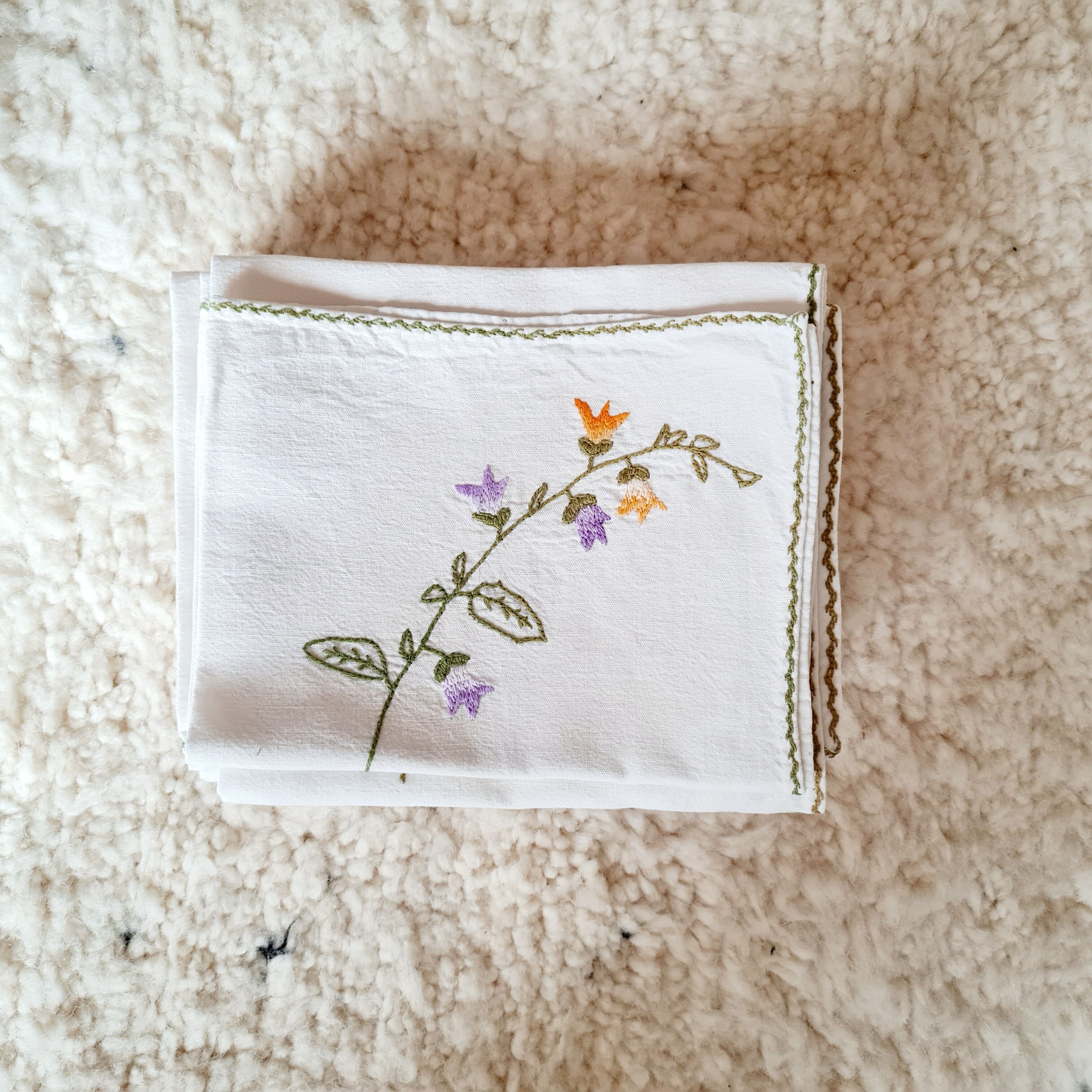 Set of 10 white towels embroidered flowers