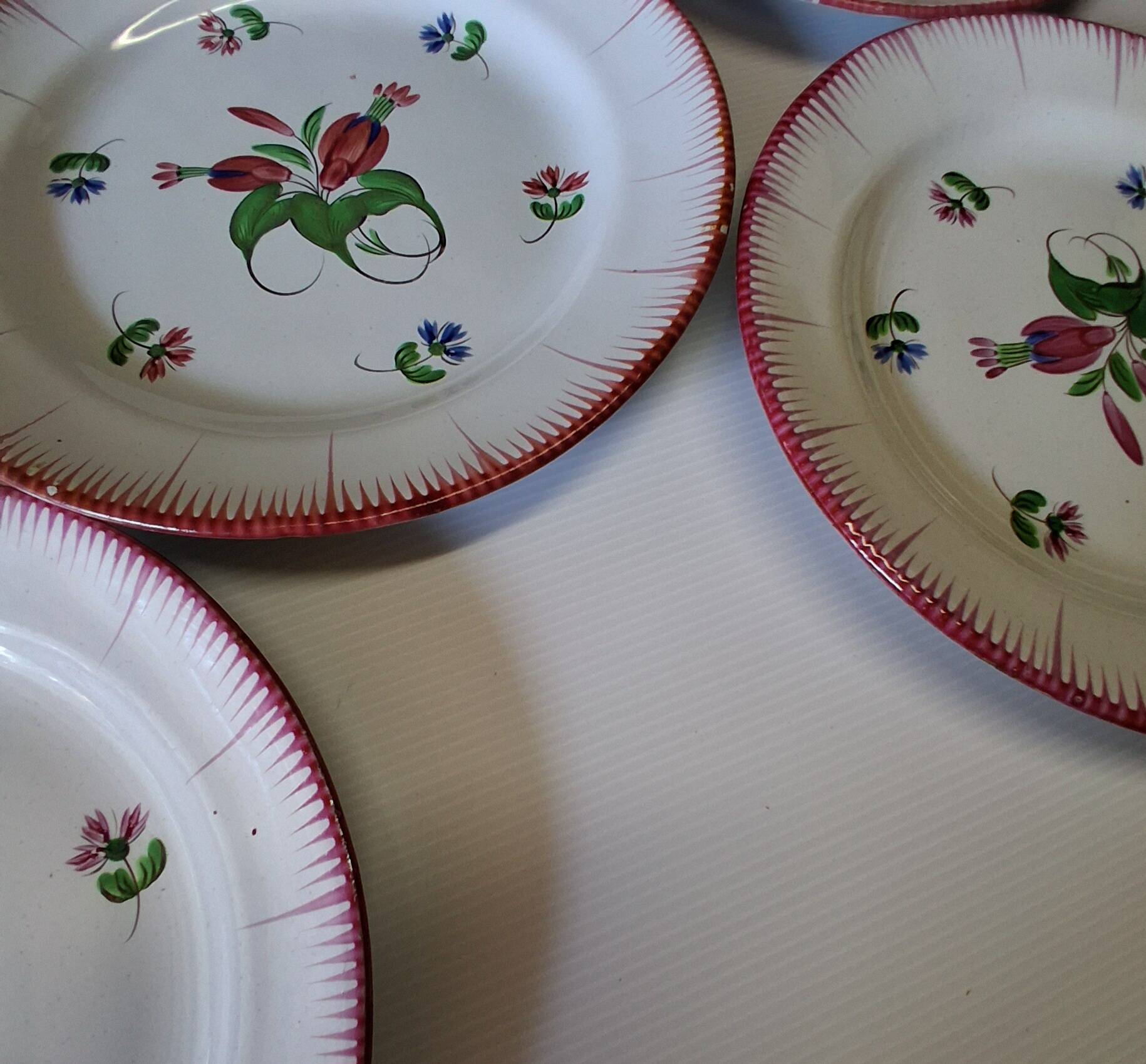 6 antique flat plates in earthenware in good condition.