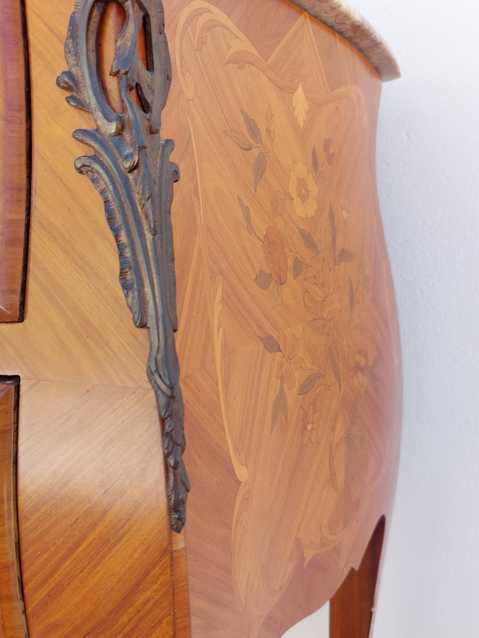 Louis XV chest of drawers in rosewood marquetry