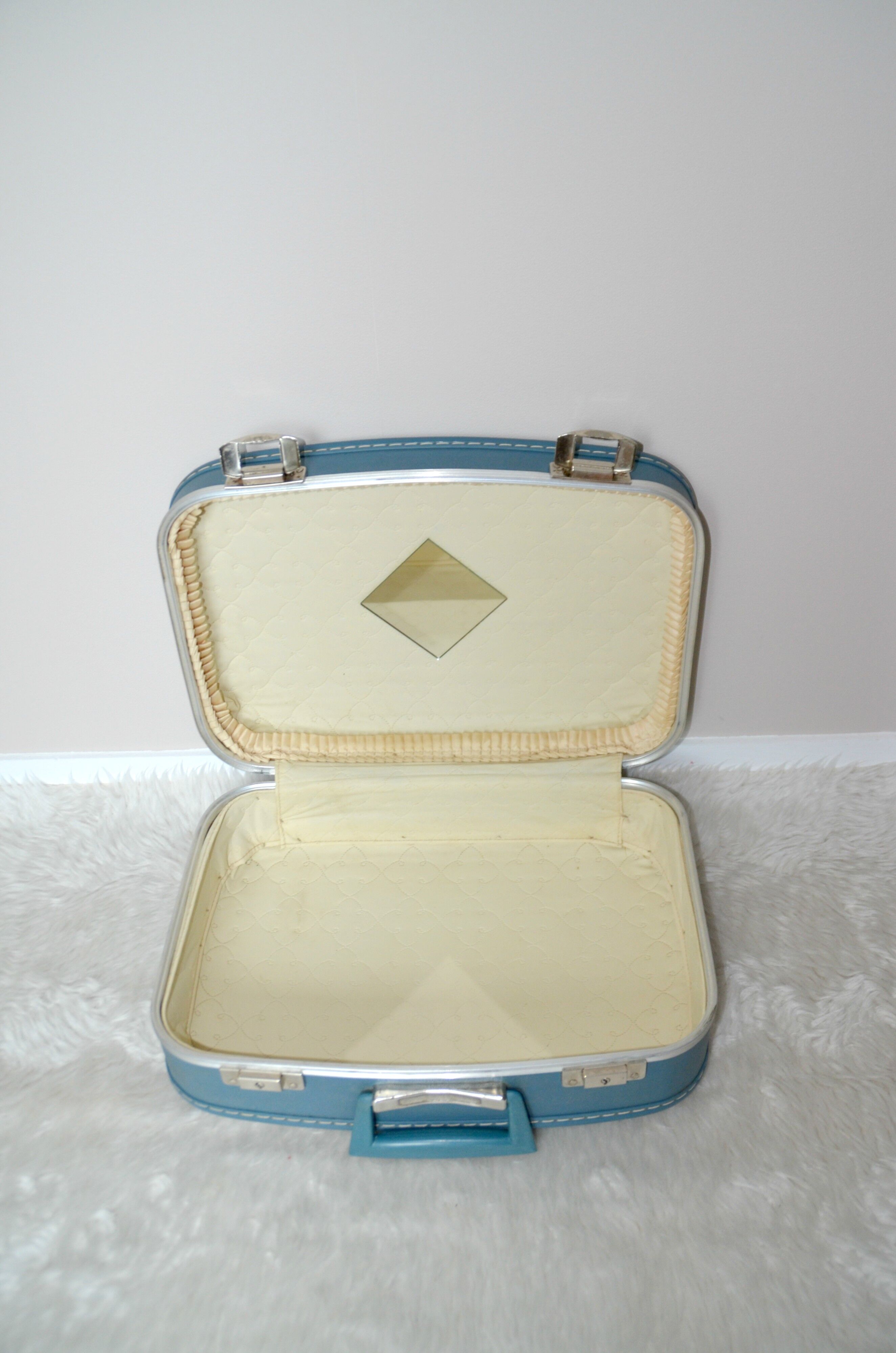 Suitcase 50s hostess