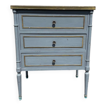 Nightstand/bedside table/small chest of drawers