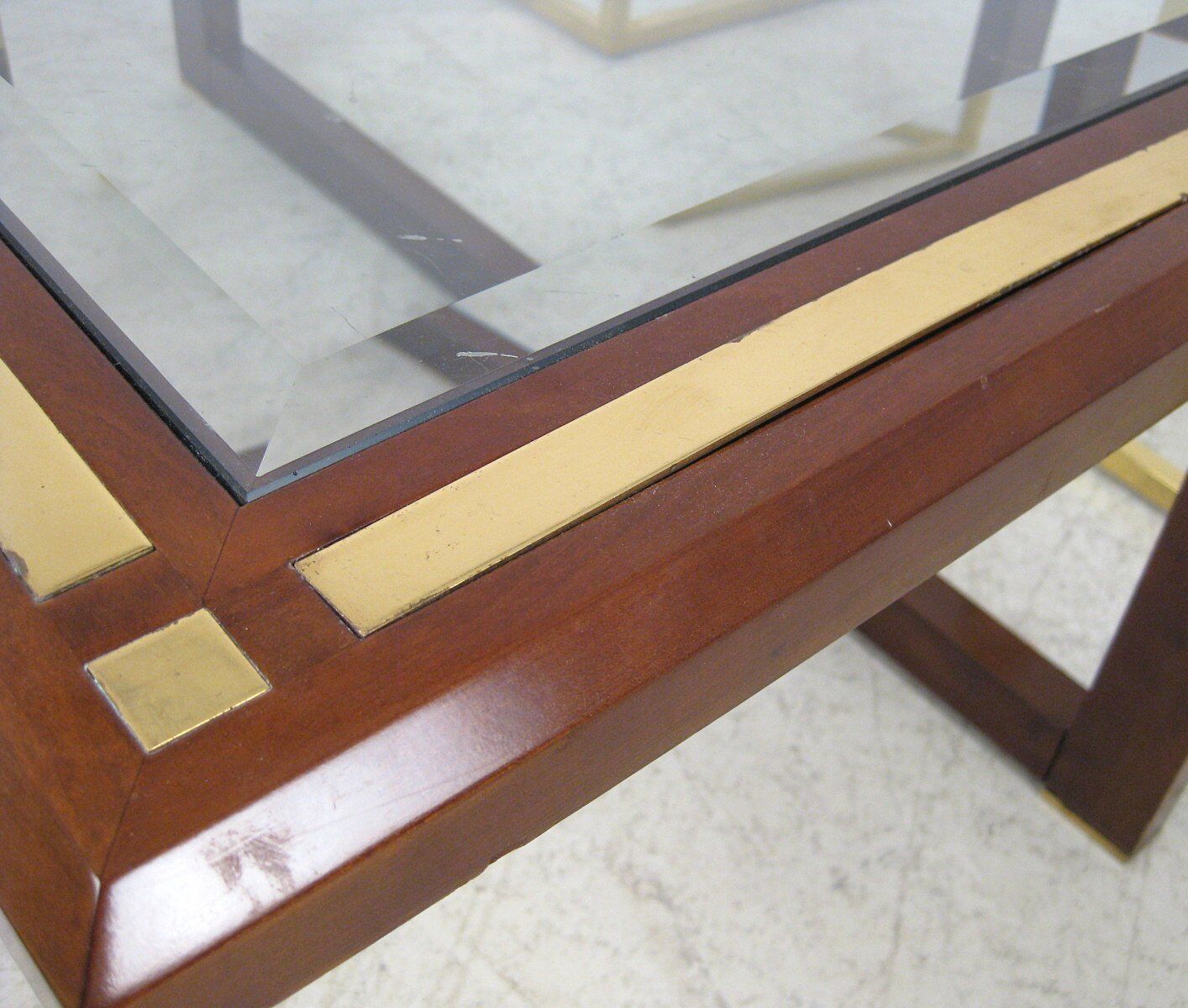 Coffee table with 4 pieces of wooden sofa and gilded brass