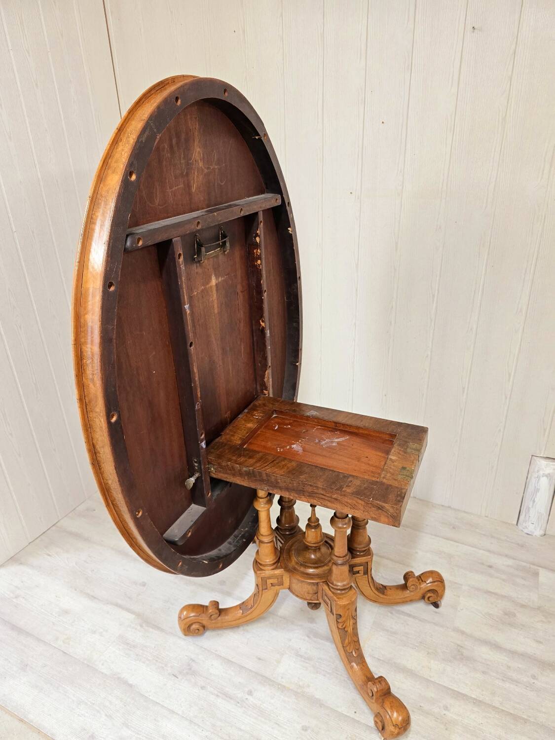 Guéridon a système époque napoleon III en ronce de noyer