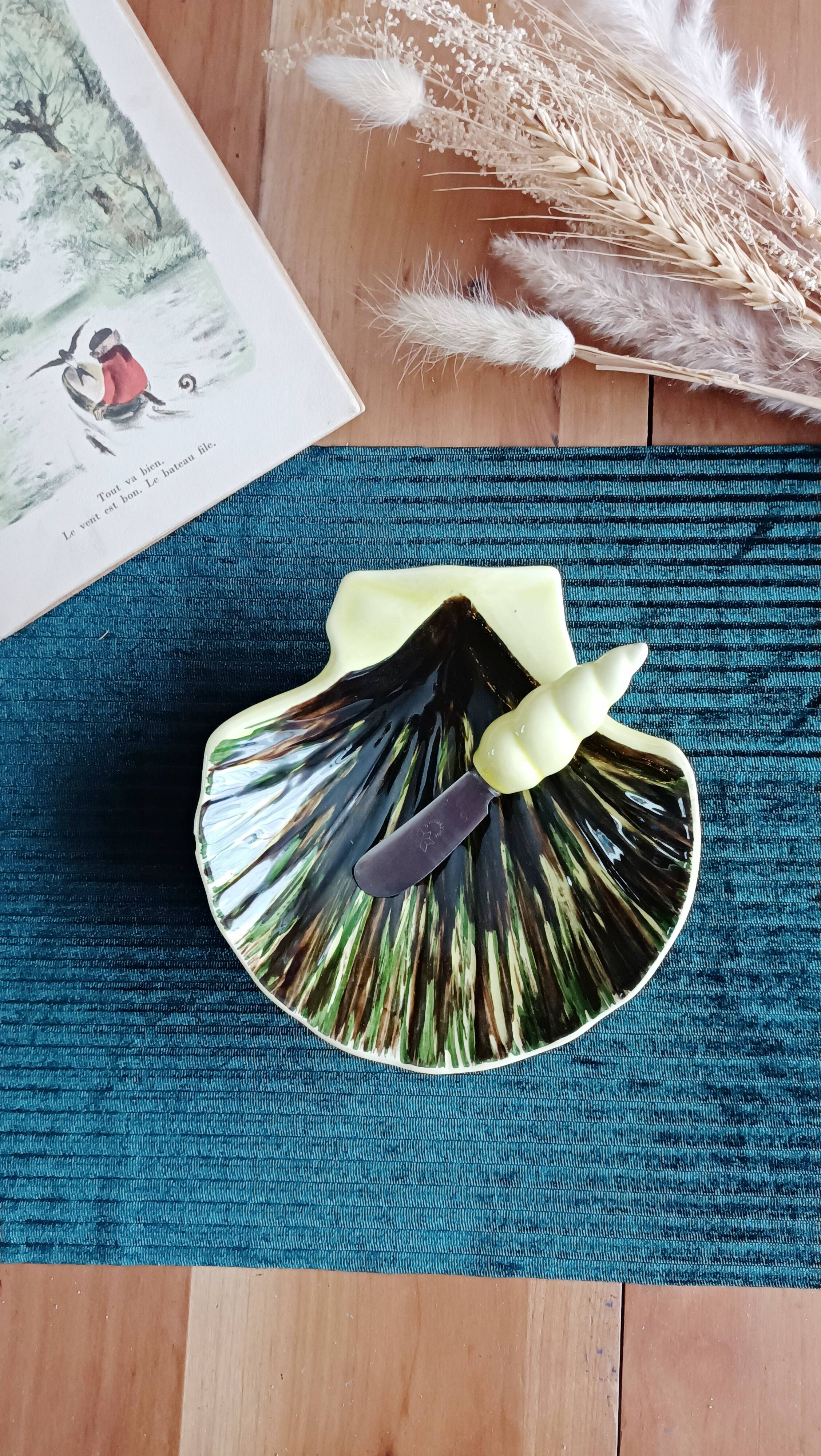 St-Clement shell-shaped butter dish and knife