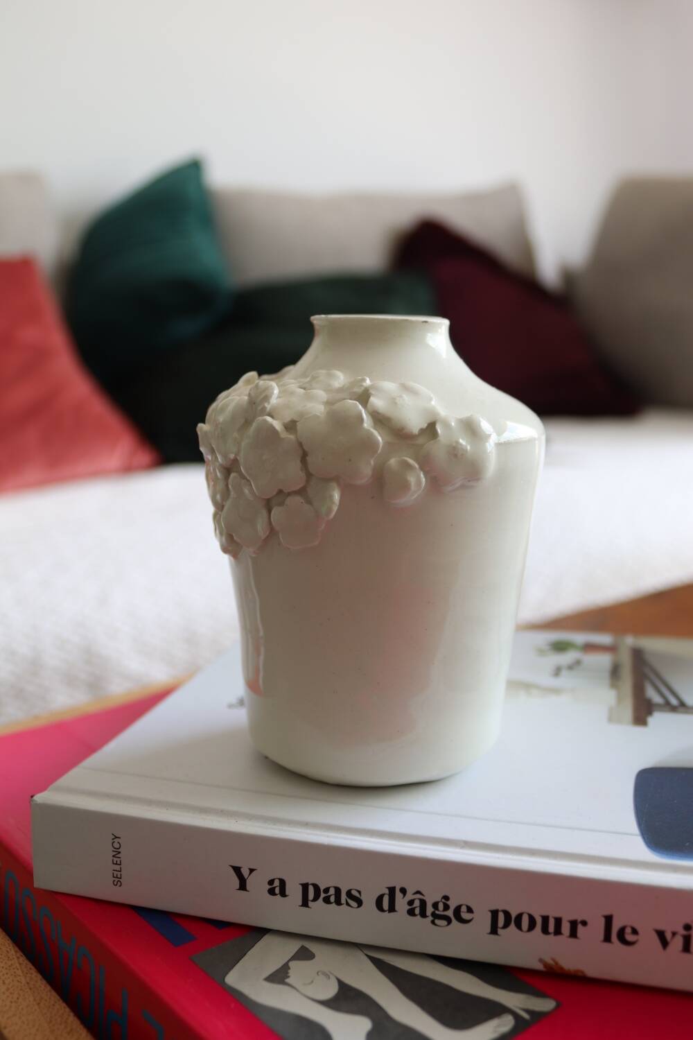 Petit vase blanc à fleurs