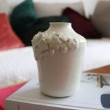 Petit vase blanc à fleurs
