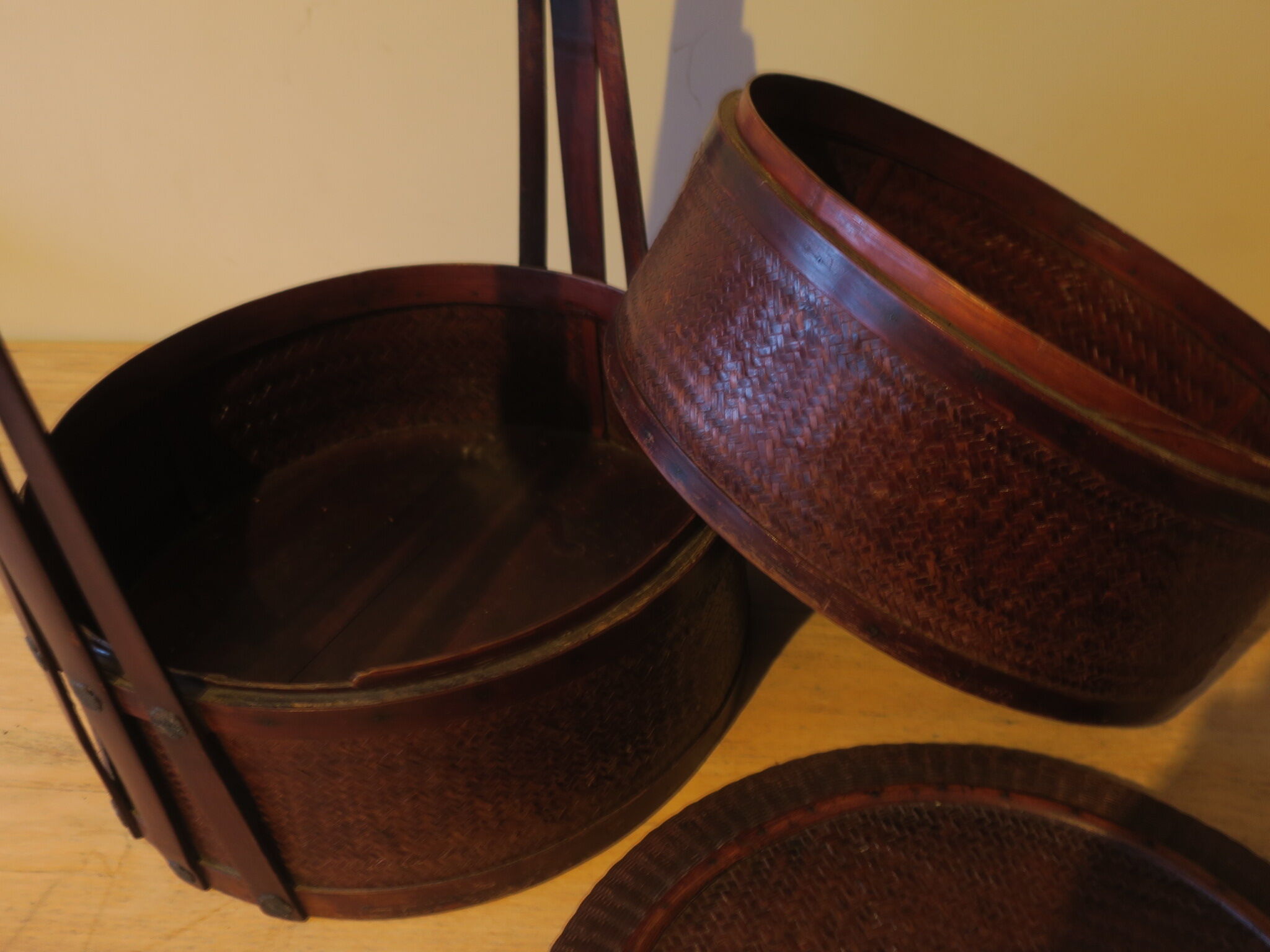 Panier chinois antique en bois et rotin à 3 sections