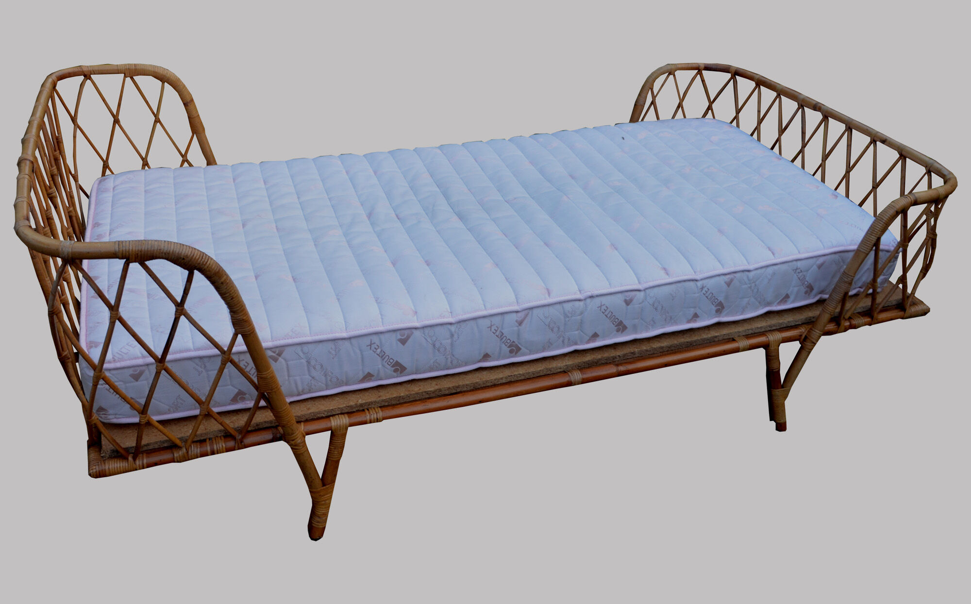 Rattan bed
