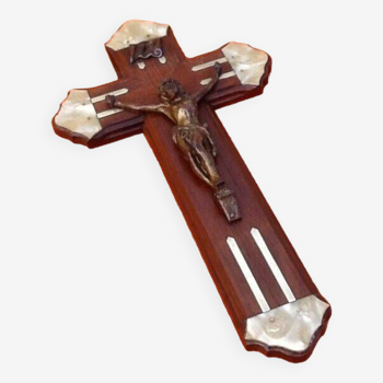 Crucifix à suspendre en palissandre incrusté de filets de laiton, années 1920