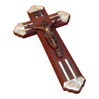 Crucifix à suspendre en palissandre incrusté de filets de laiton, années 1920