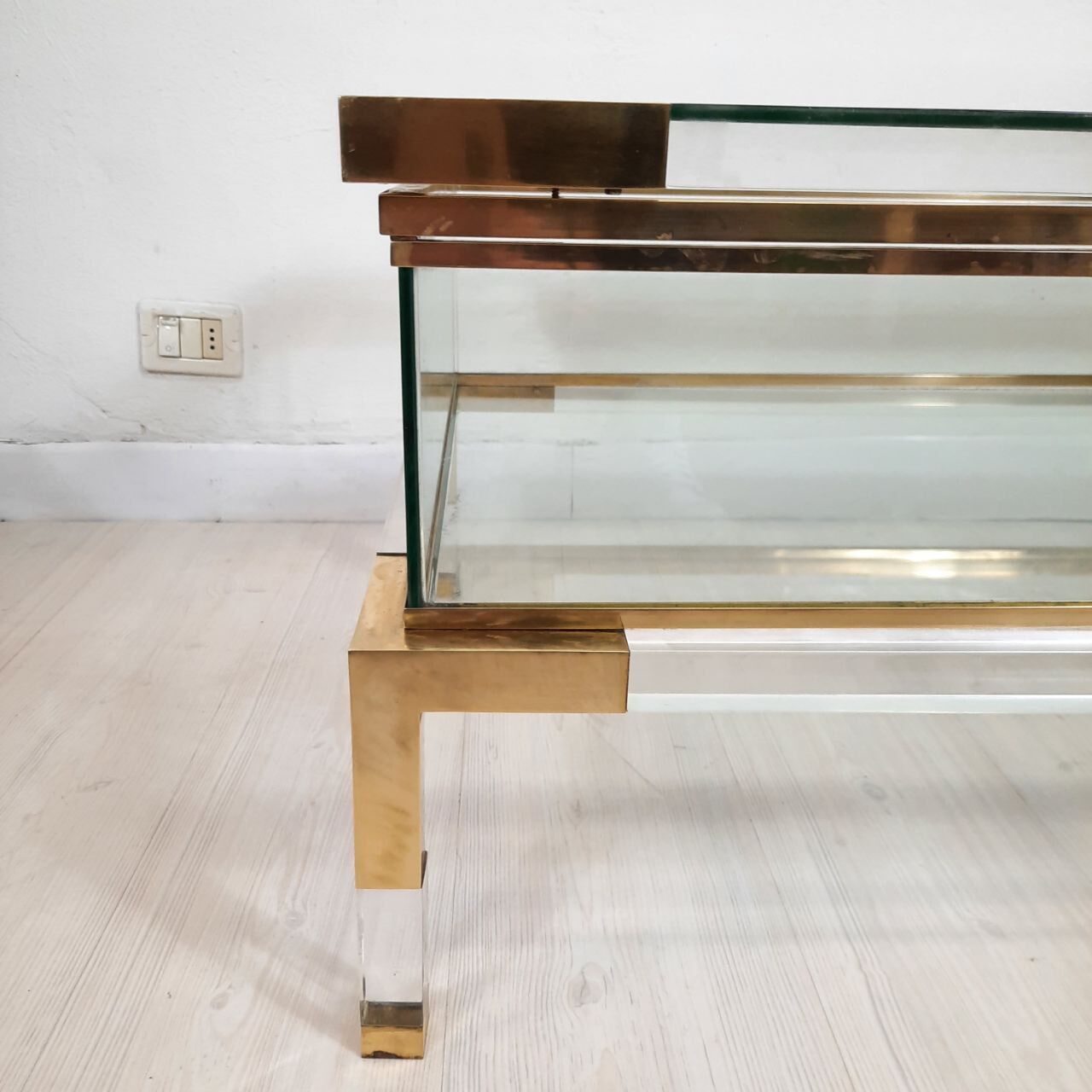 Coffee table with sliding shelf in lucite, brass and glass, Hollywood Regency