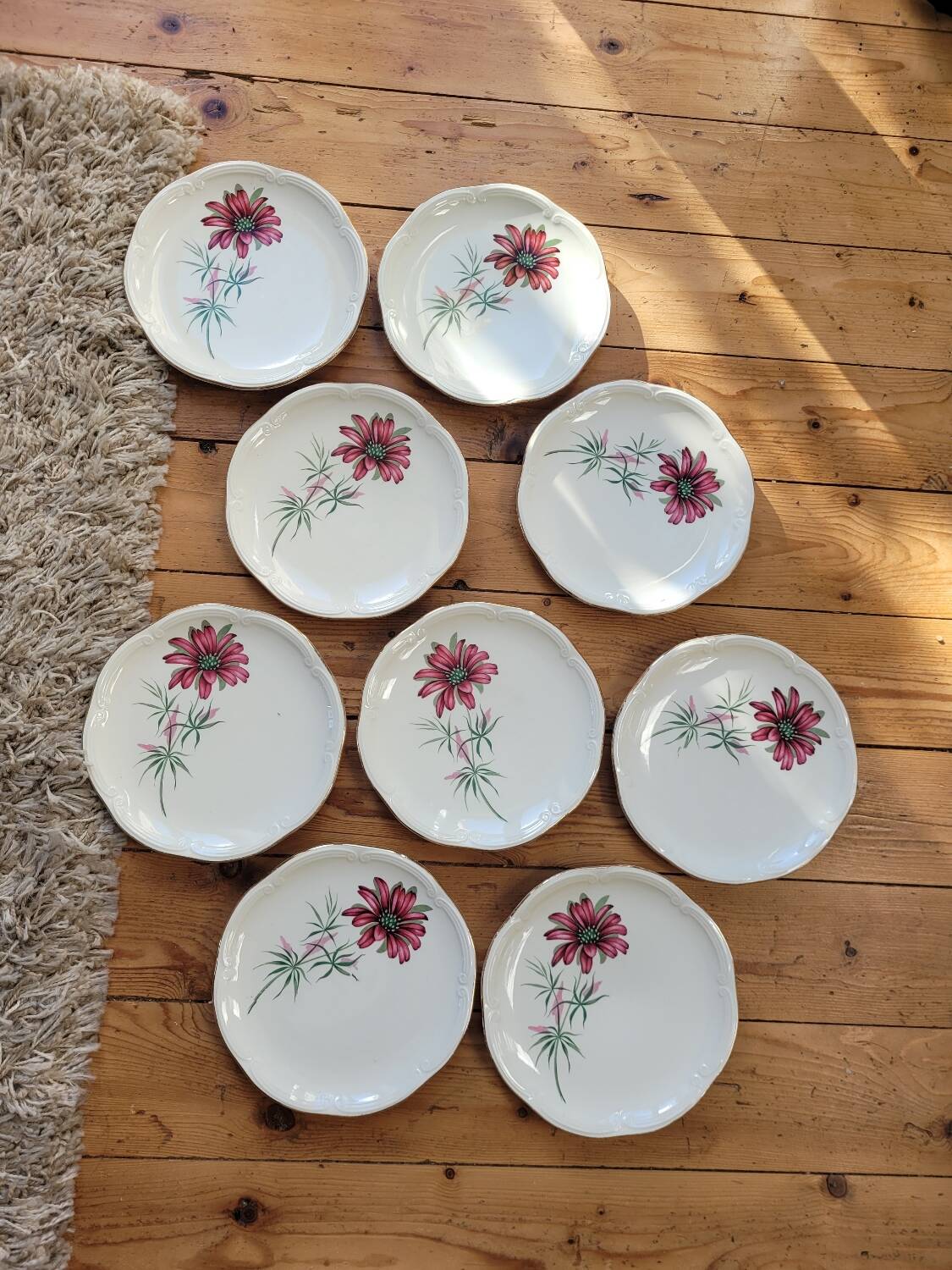 Set of 9 pink daisy dessert plates