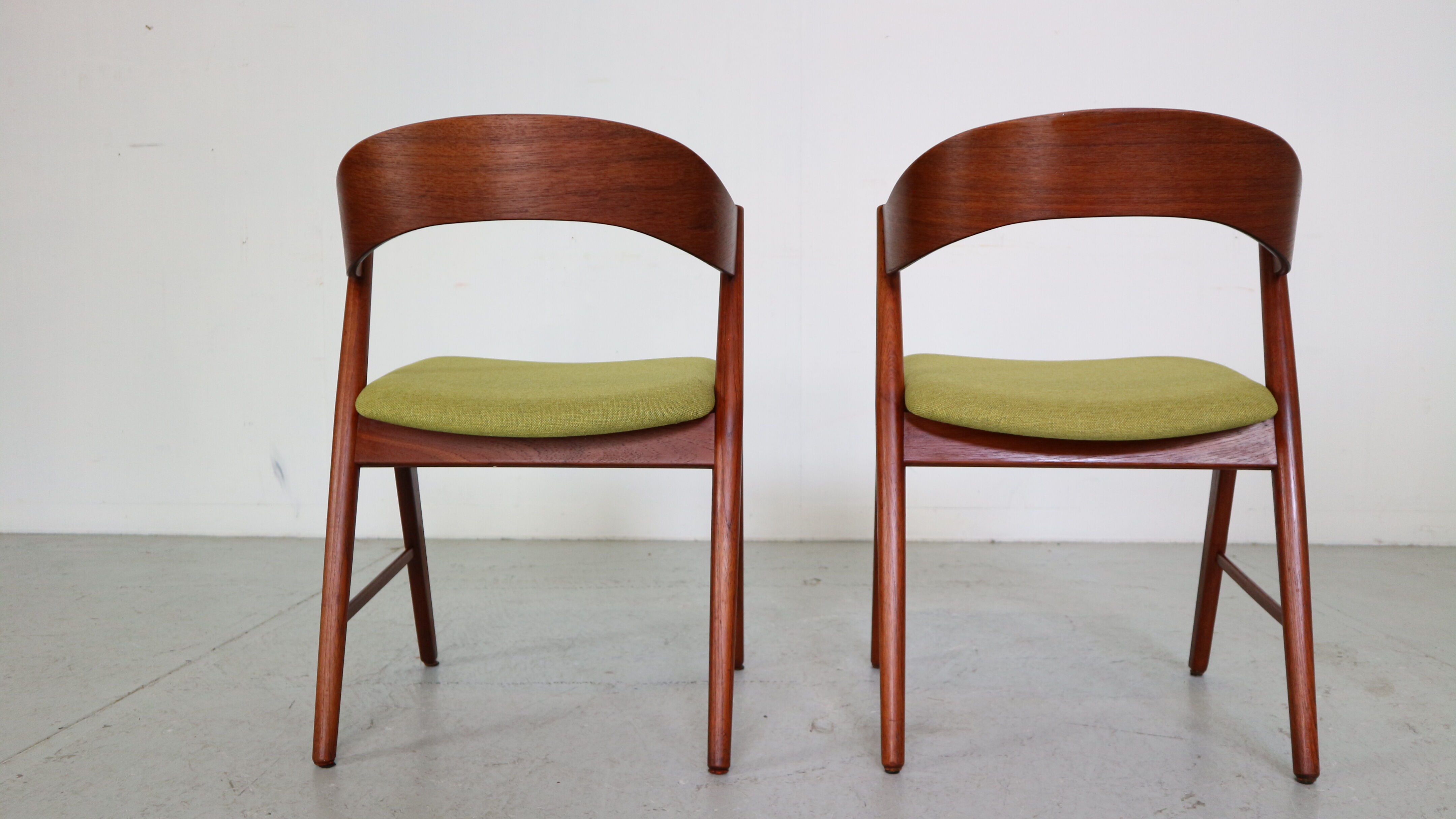 Mid- Century Set Of Two Organic Shape Teak Dinning Room Chairs, 1960 Denmark