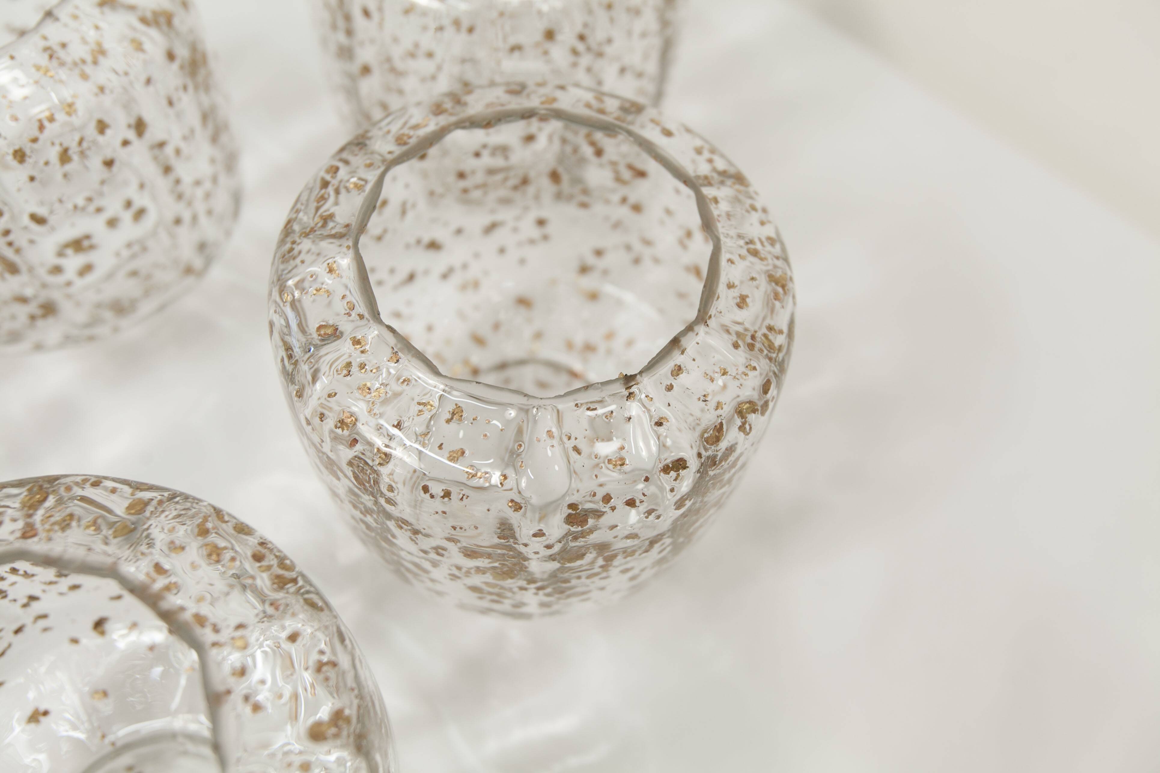 Lustre 5 branches doré et verre soufflé à paillettes dorées 1960