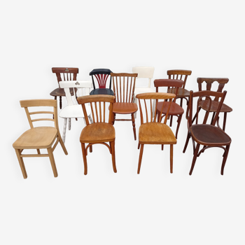 Lot de 12 chaises de bistrot en bois dépareillées - vintage