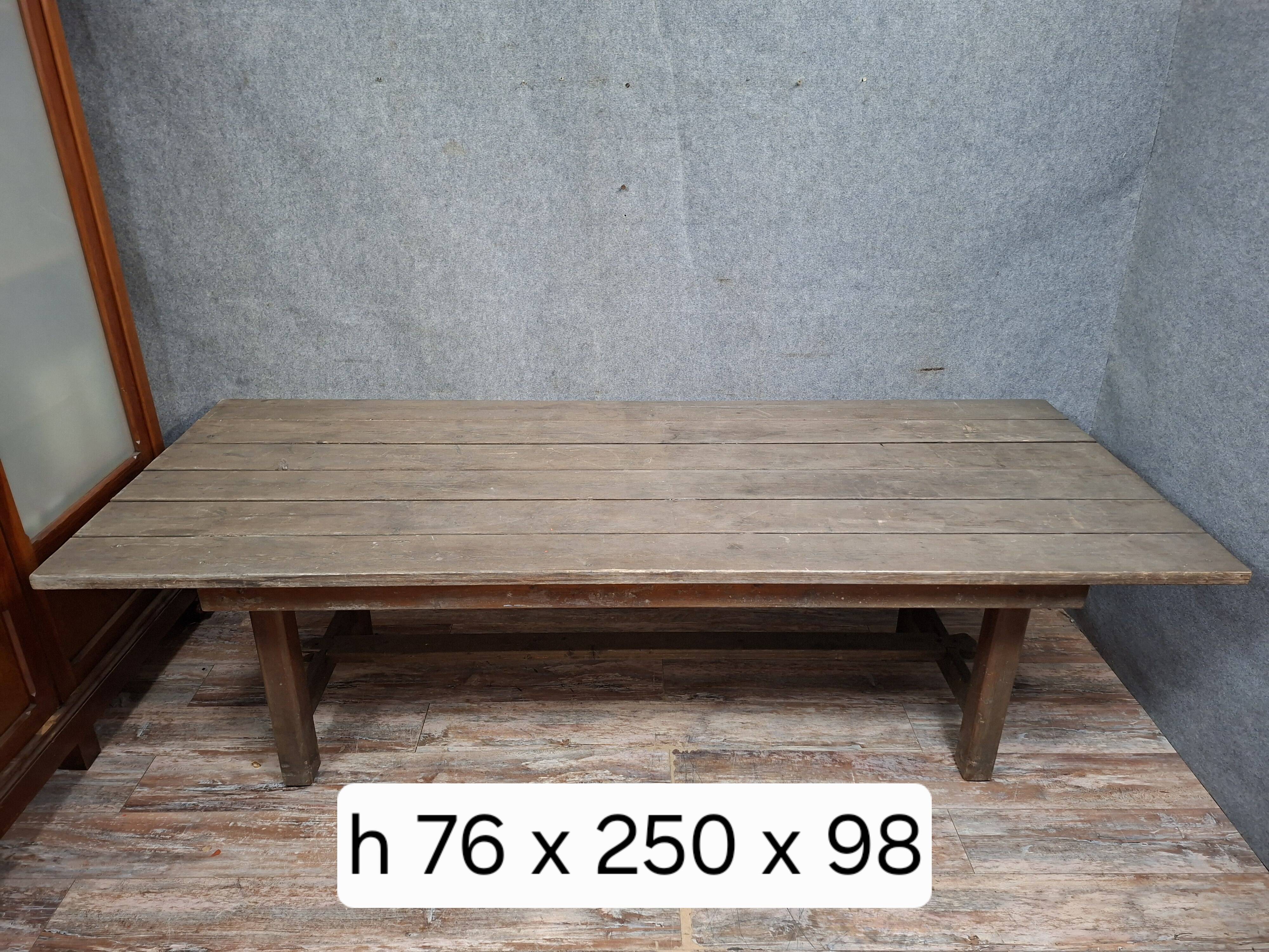 Large farmhouse table in solid wood, from the 19th century.