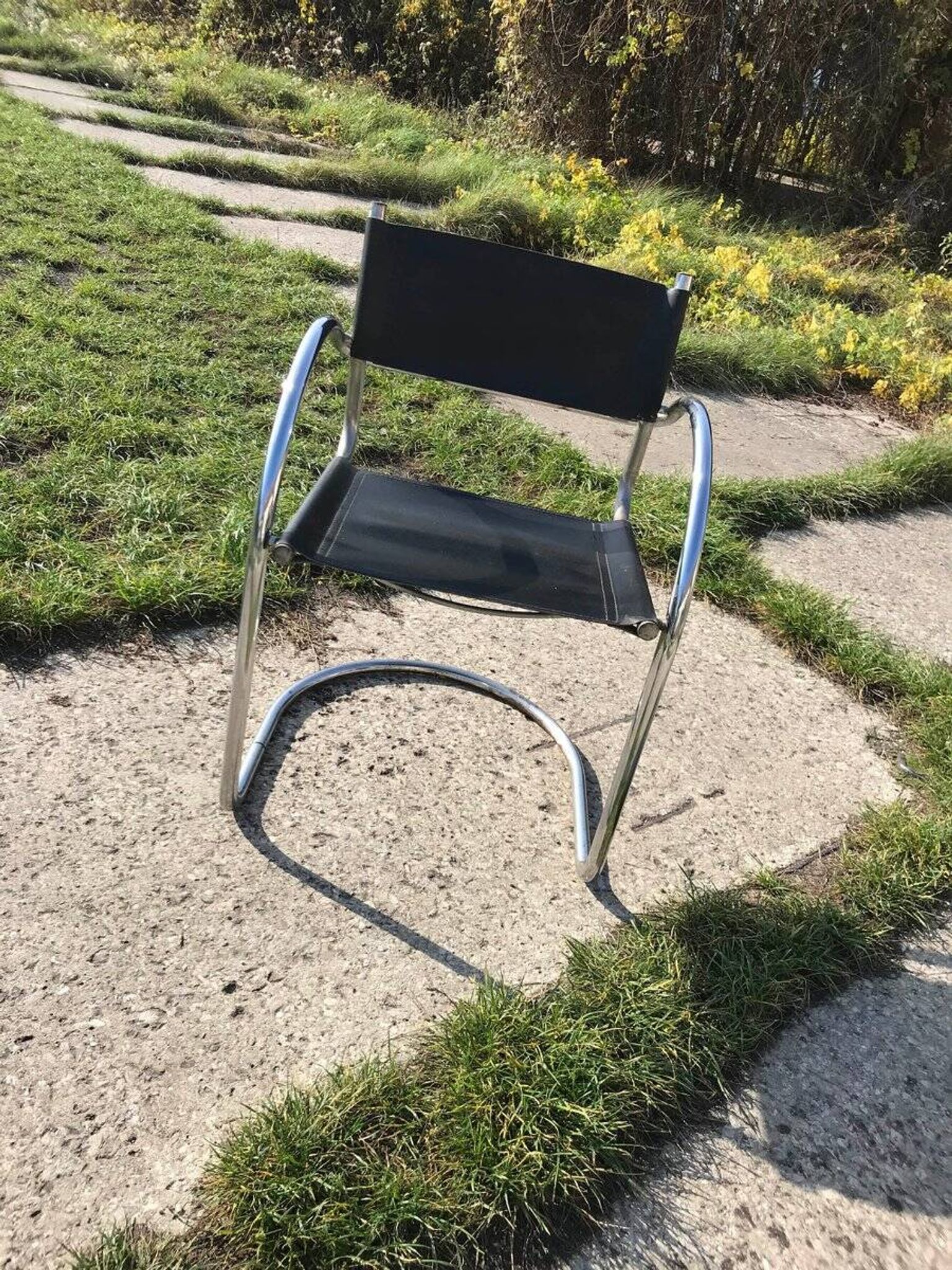 Set of 6 black Bauhaus cantilever chairs in chrome, Italy 1970s.