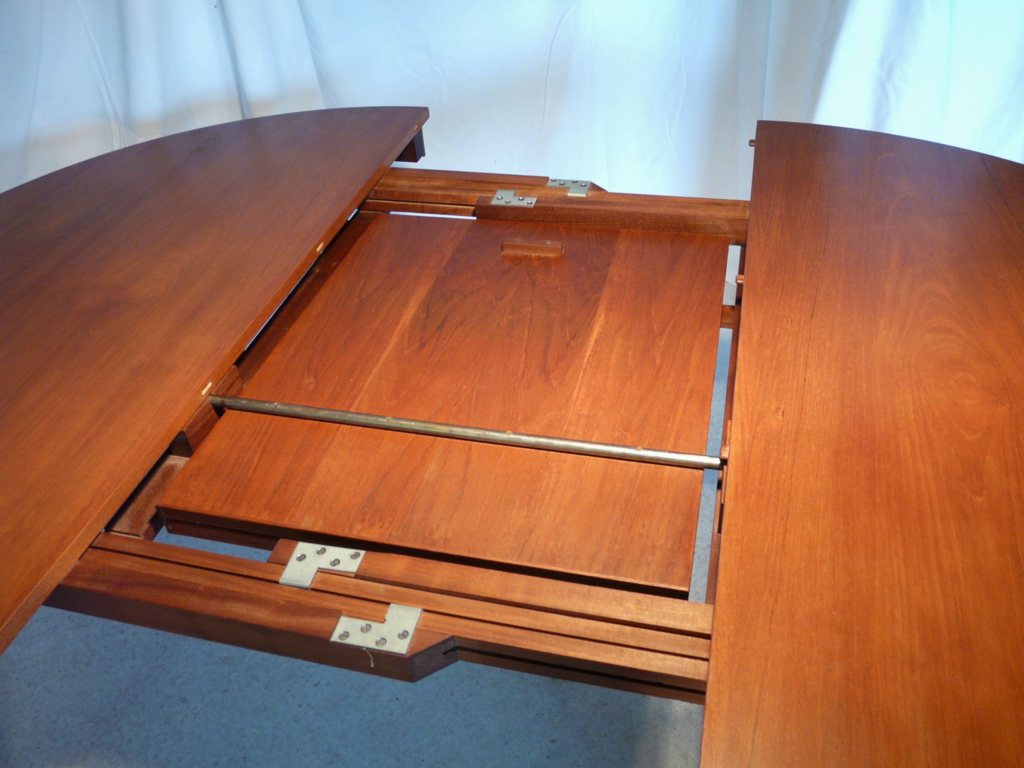 Scandinavian extensible round table Hans Olsen