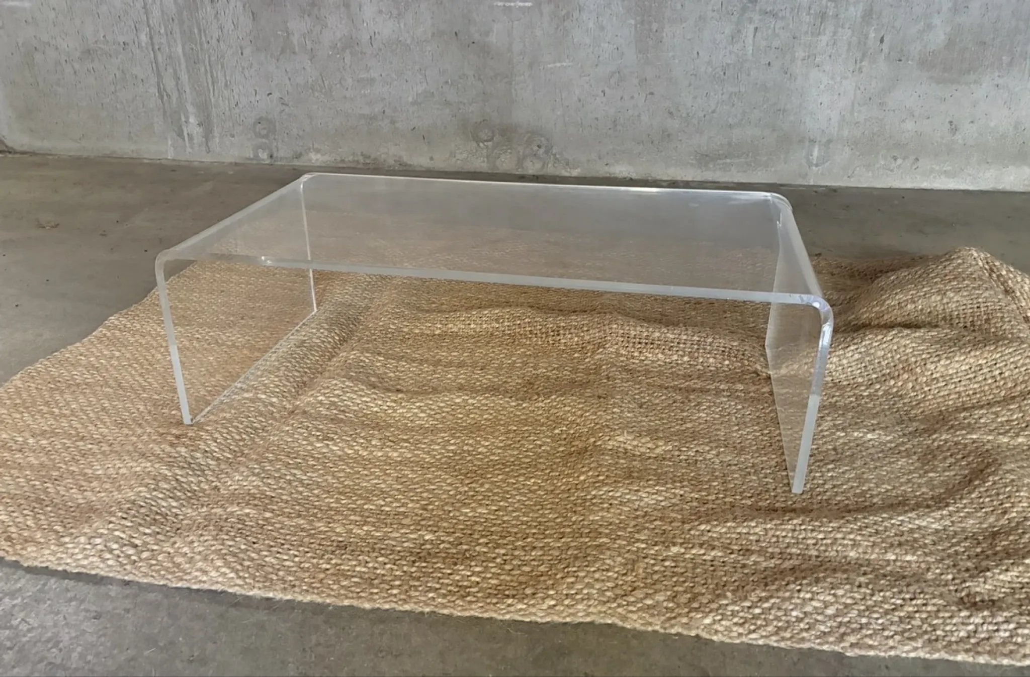 Table basse en plexiglas transparent courbé – années 1970-1980