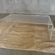 Table basse en plexiglas transparent courbé – années 1970-1980