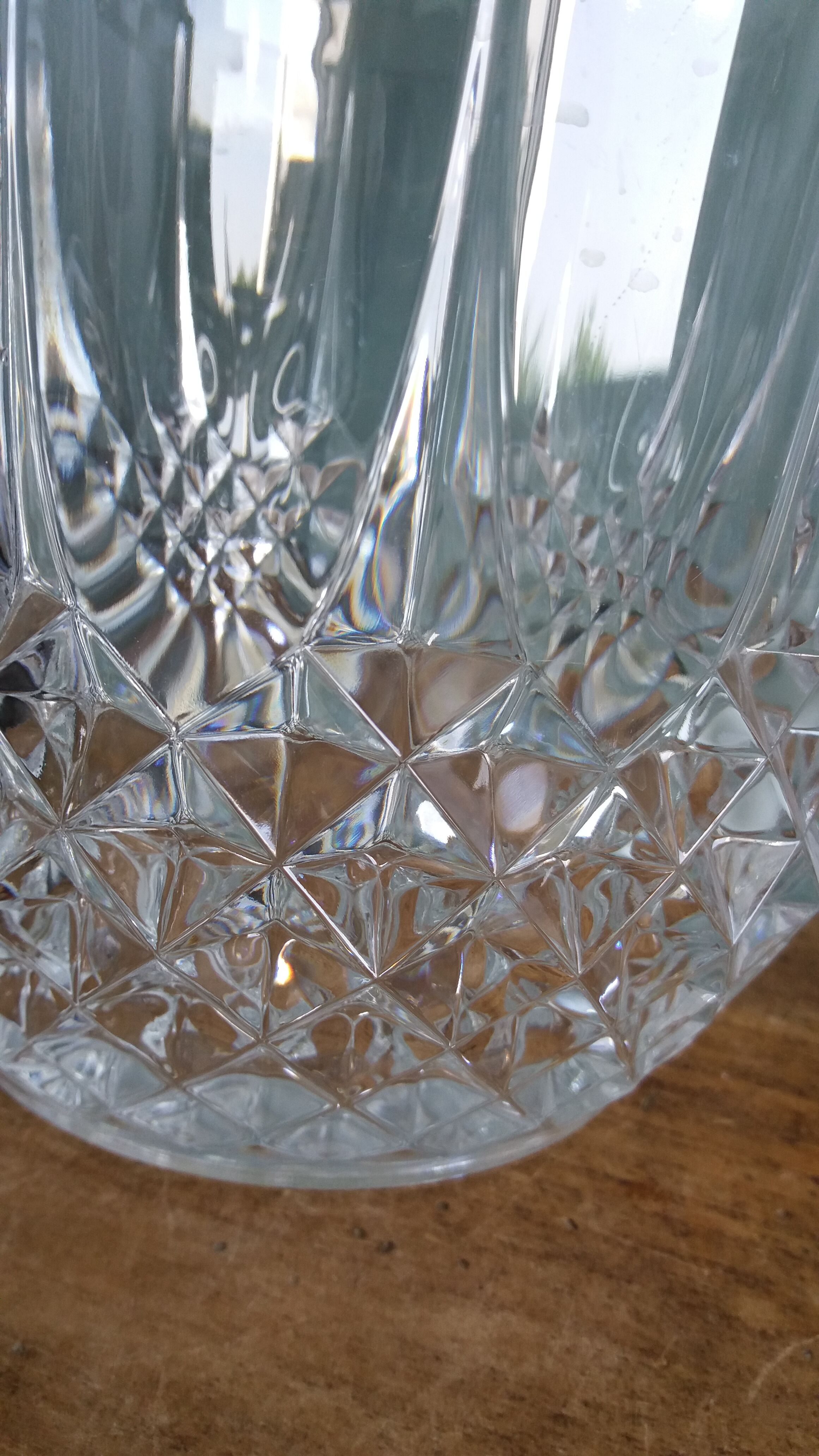 Pineapple-shaped glass bottle cooler with facets