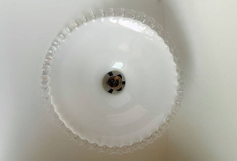 Suspension in vintage serrated opaline.