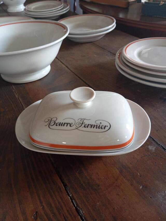 Very rare complete table service of 40 pieces – "Bistrot" model by Jacques Lobjoy for Auteuil porcelain, circa 1970.