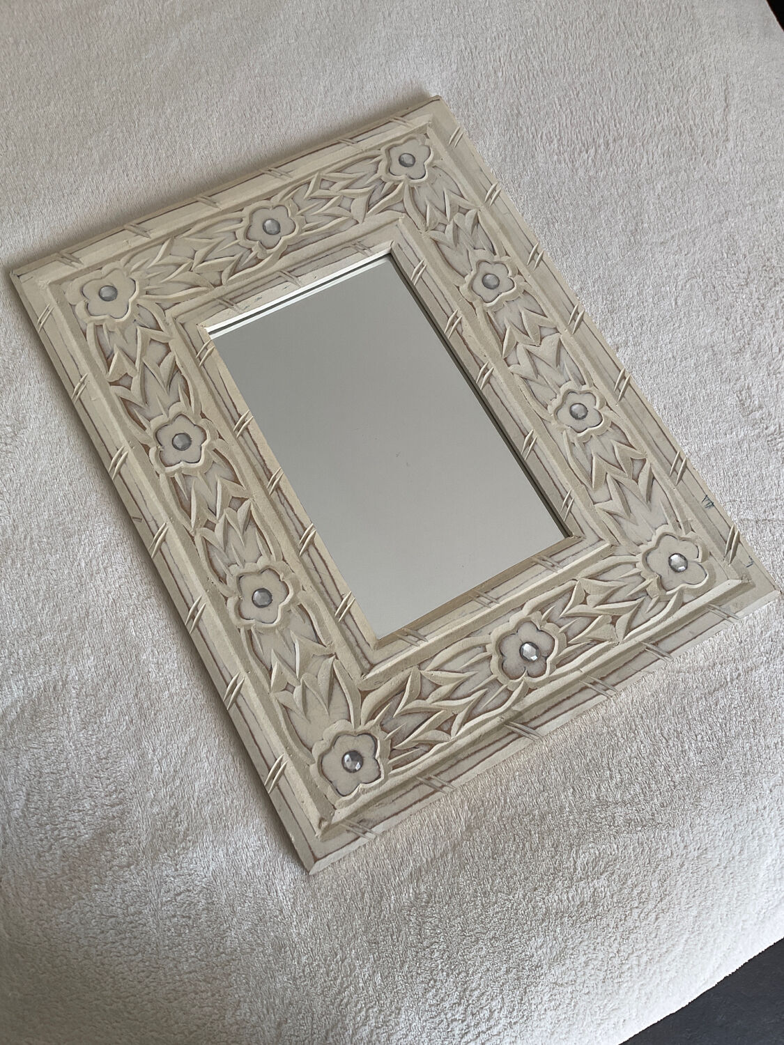 Miroir en bois sculpté