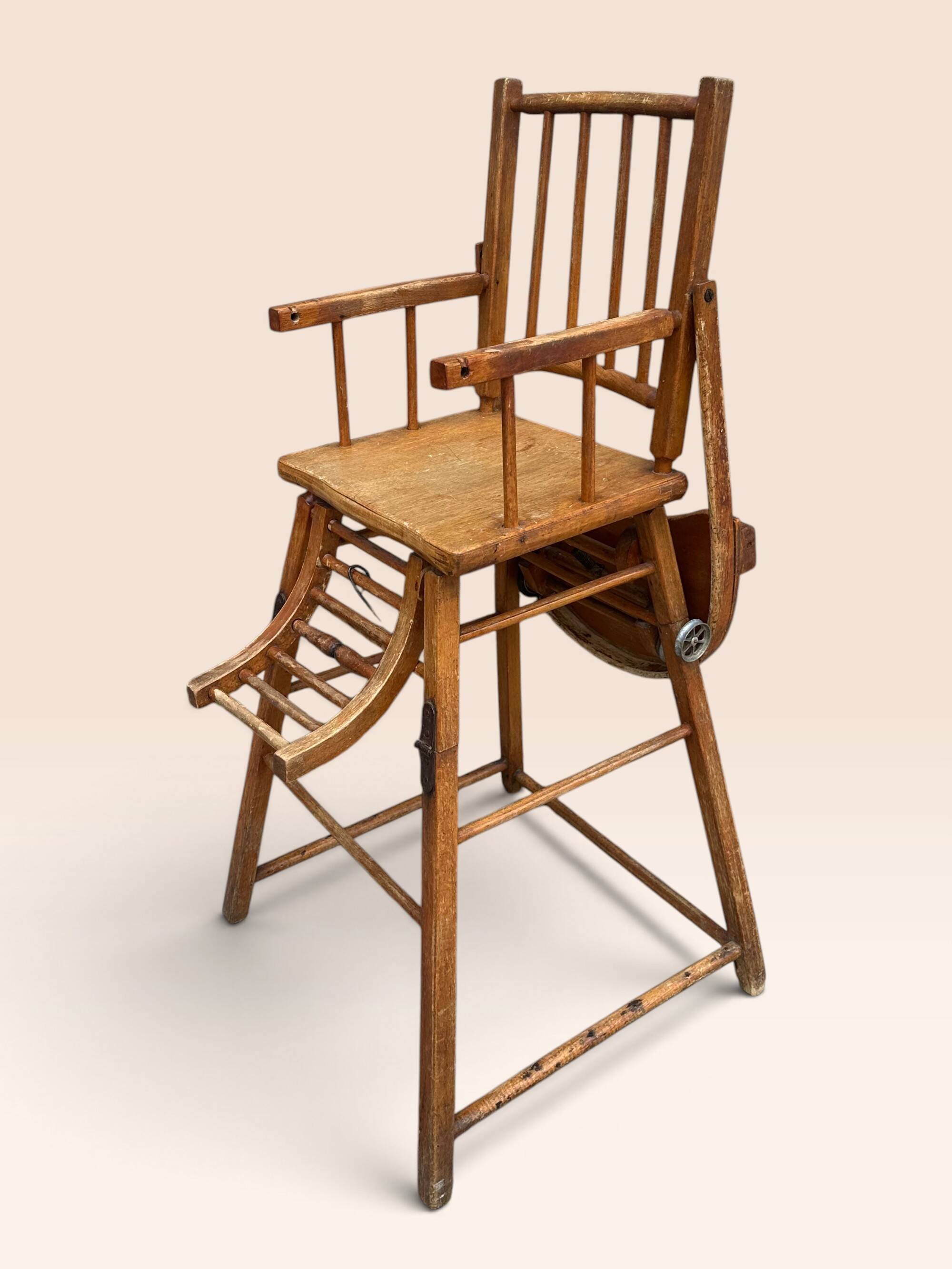 Chaise haute pour enfant en bois courbé