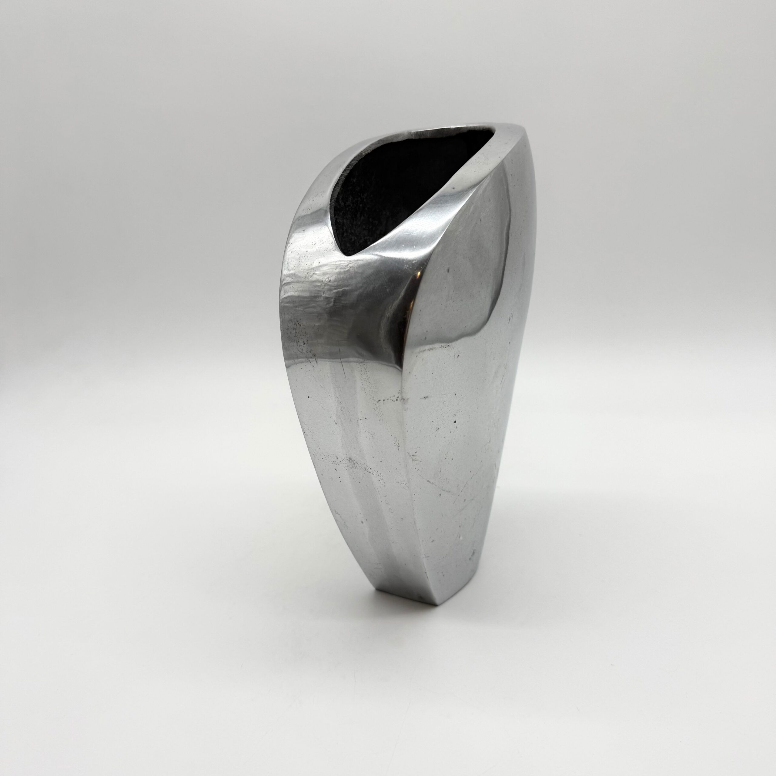 Sculptural vase in polished aluminium – 1980s