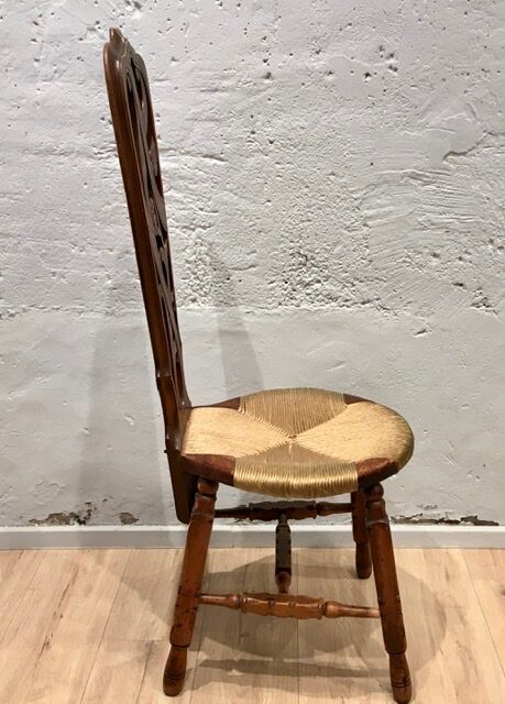 Chaise art nouveau en noyer sculpté