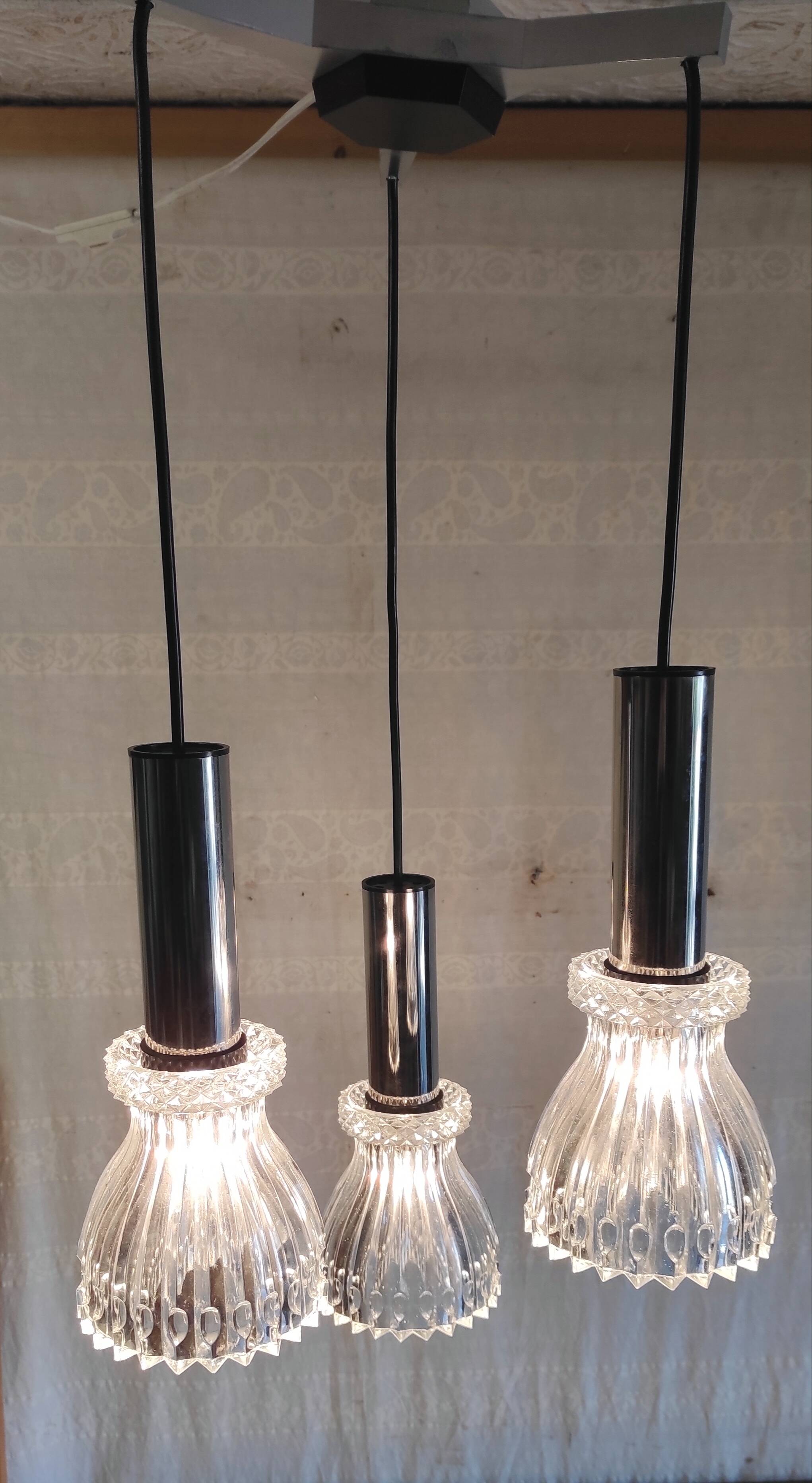 Suspension cascade 3 lights in chrome metal and crystal - mid 20th century.