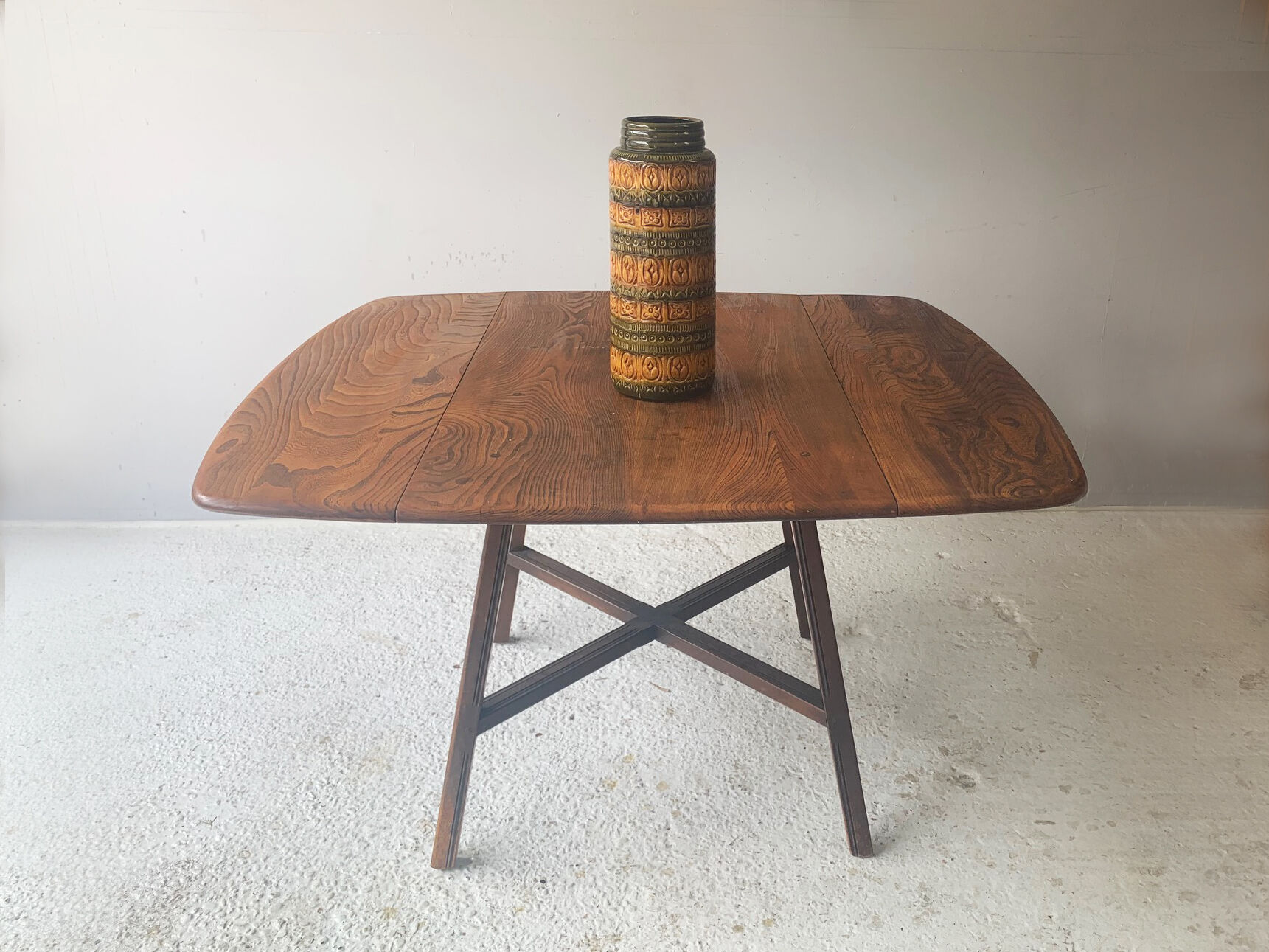 Table Ercol 1960's 'Old Colonial 377' avec étiquette bleue
