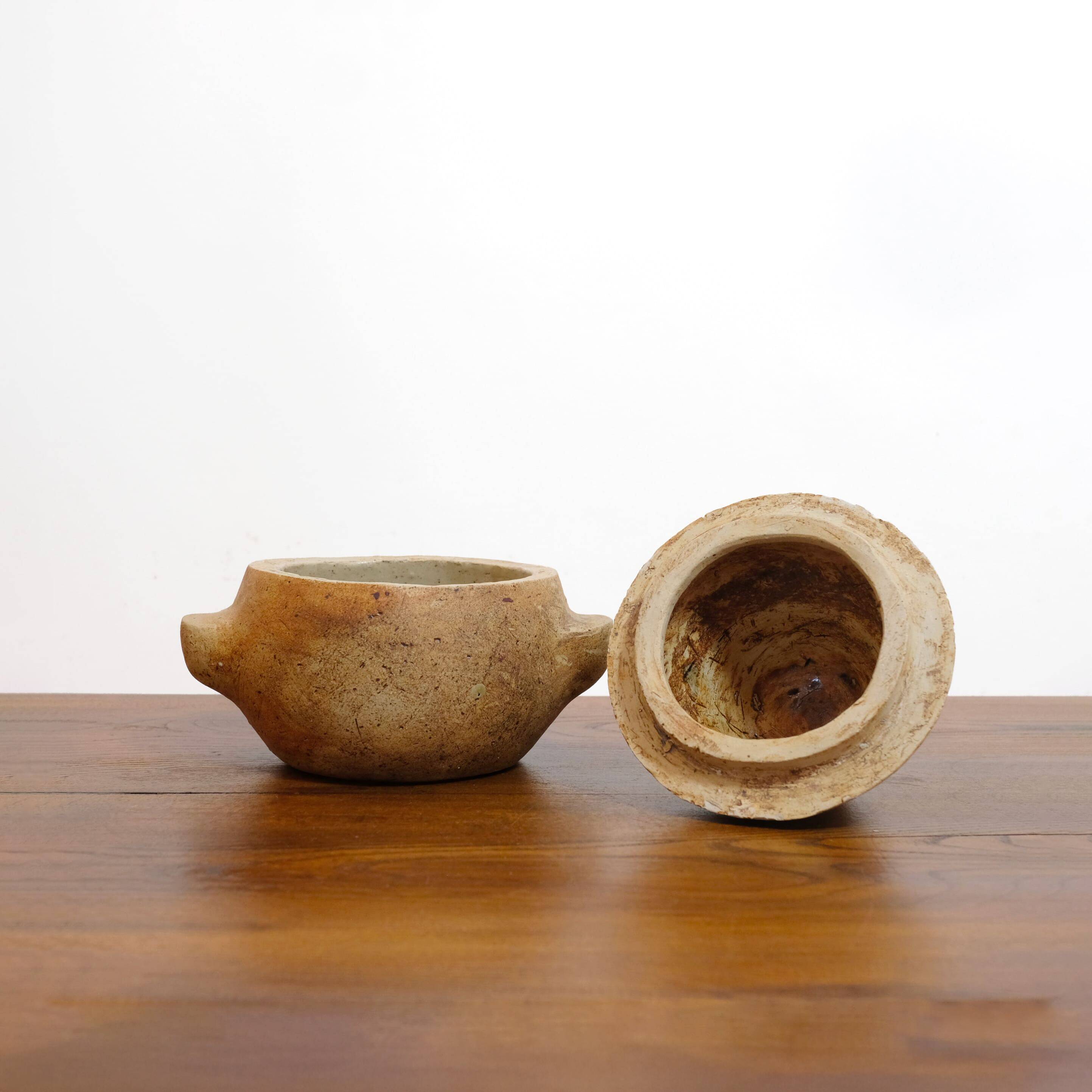 Pot couvert en grès en forme de poire.