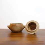 Pot couvert en grès en forme de poire.