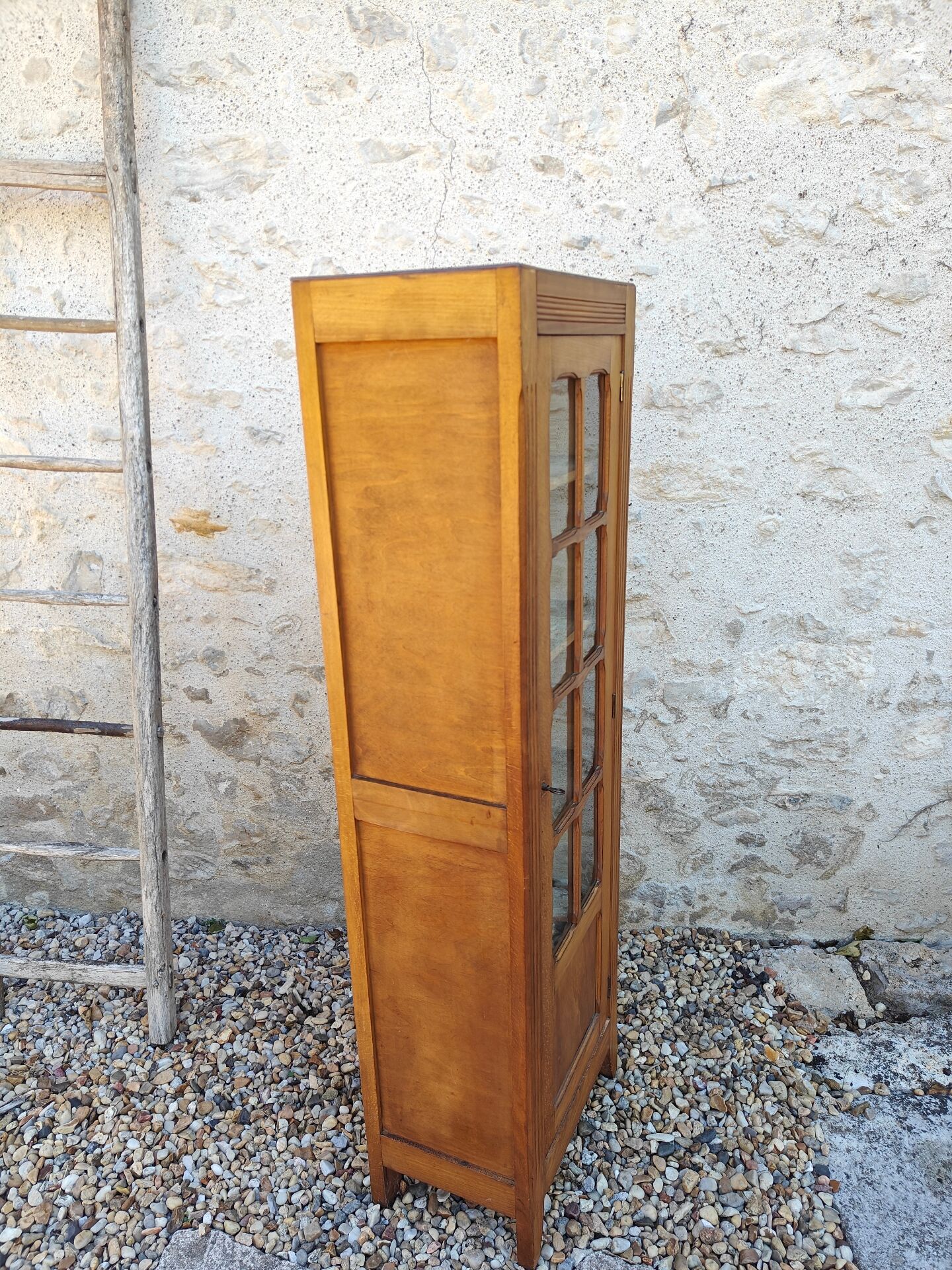 Showcase an old door, small bookshelf.