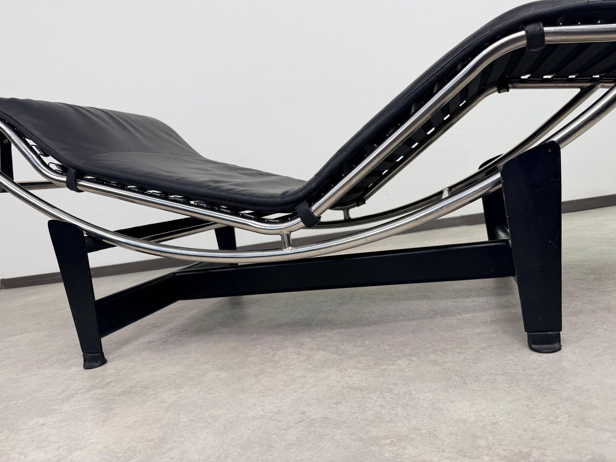 Vintage LC4 Chaise Longue par Le Corbusier en cuir noir