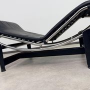 Vintage LC4 Chaise Longue par Le Corbusier en cuir noir