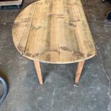Extendable wooden table