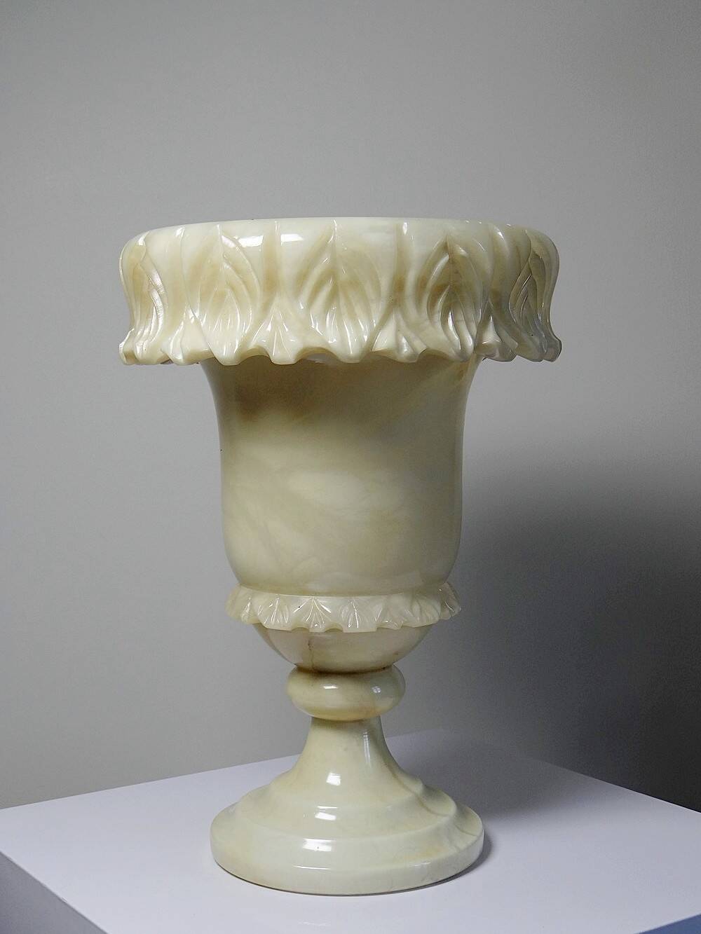 Large Medici vase in alabaster/yellowish marble, Belle Époque style