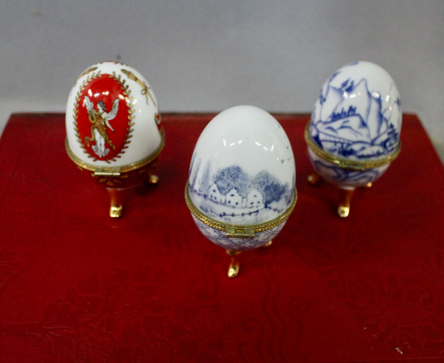Porcelain egg-shaped boxes