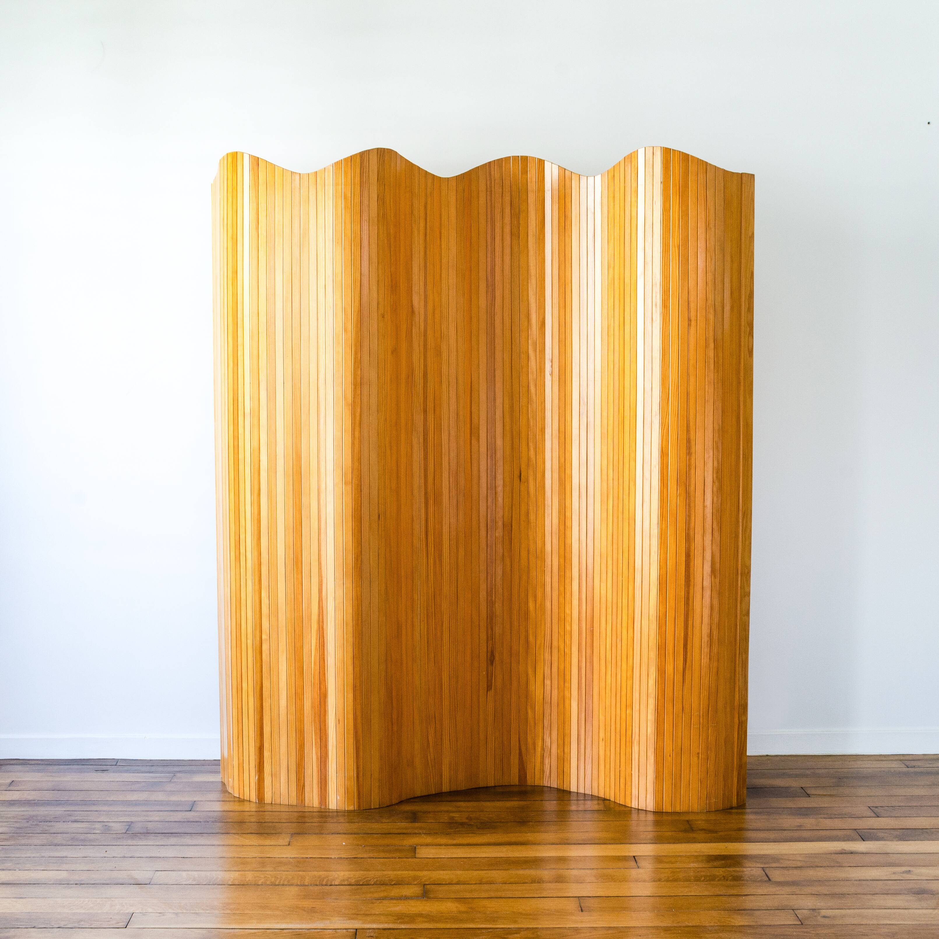 Screen in articulated slats in solid pitchpin wood - France - Circa 1980