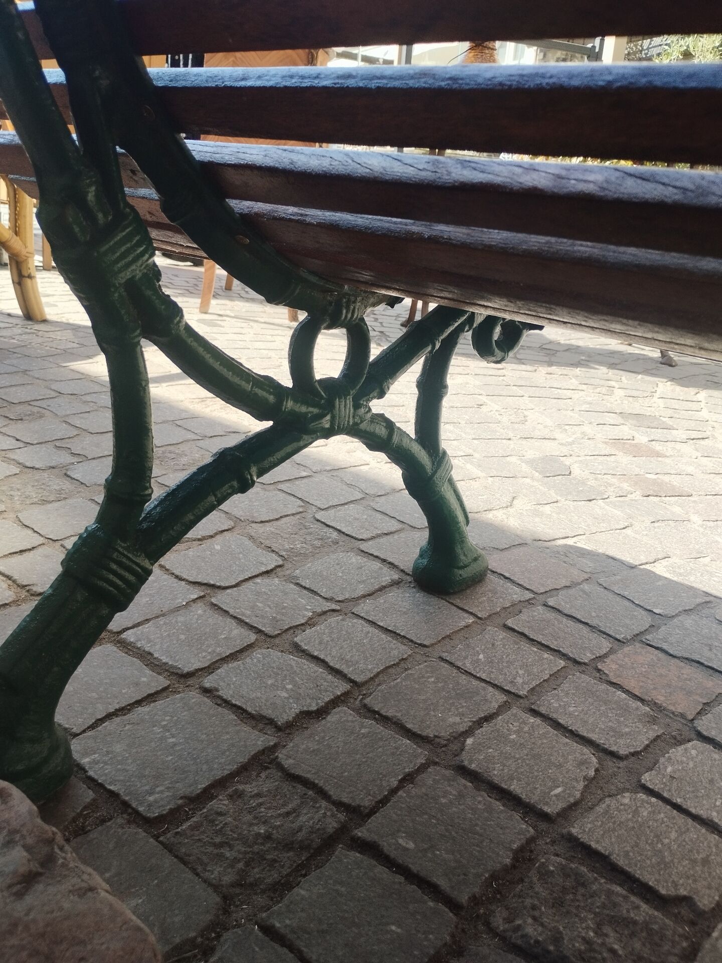 Banc de jardin ancien avec pieds en fonte